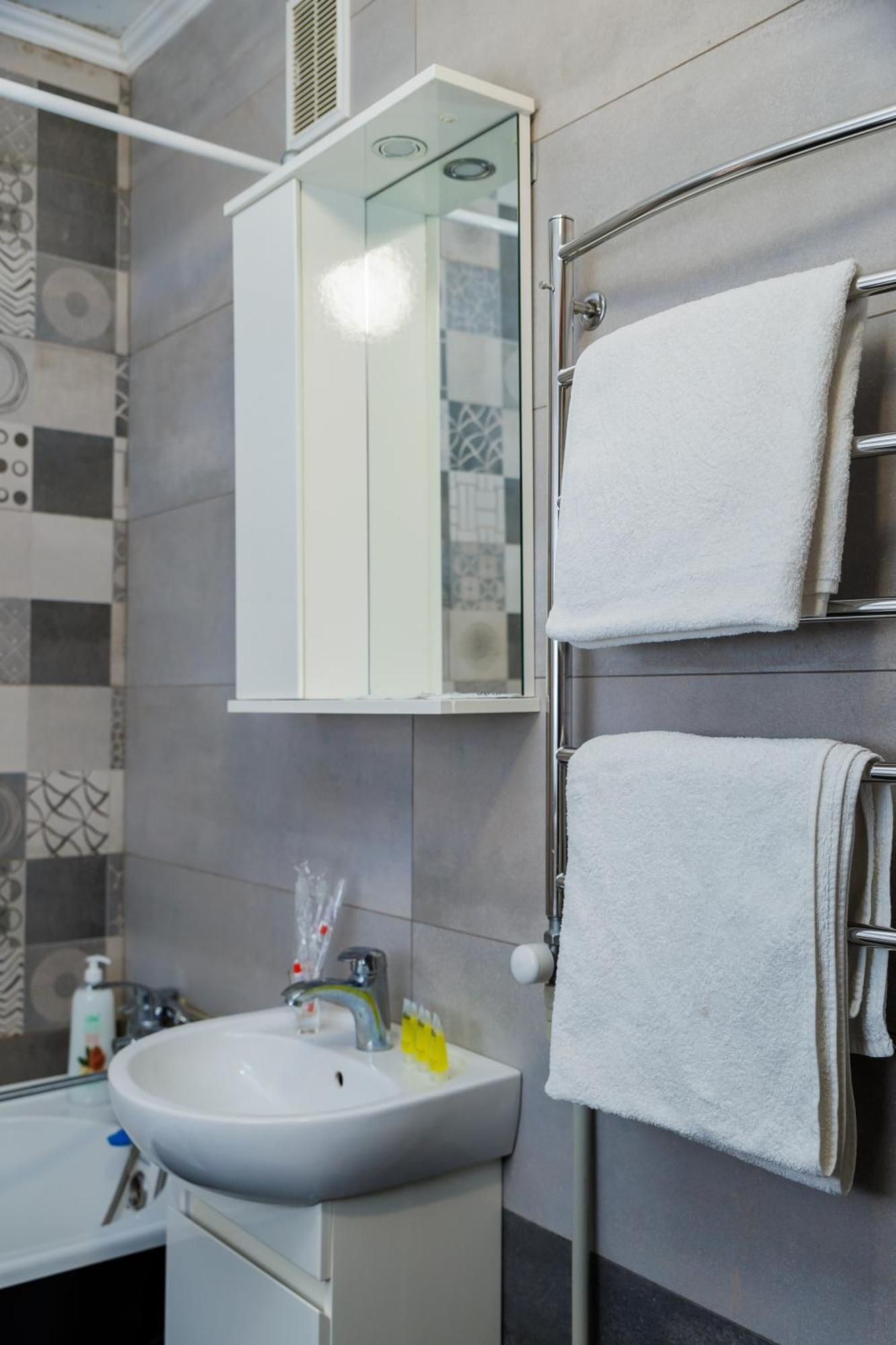 Alexapartments: 2-room Flat With 4 Beds, Ac & 24/7 Self Check-in Apartment *